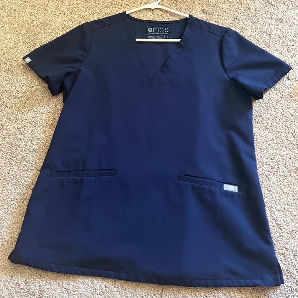 Figs size small navy top